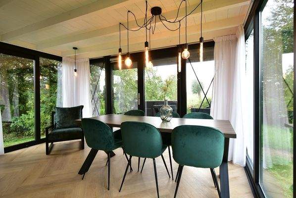 ferienhaus-kaufen-lakeside-resort-brielle-zwartewaal-essbereich-grosse-fenster-2026
