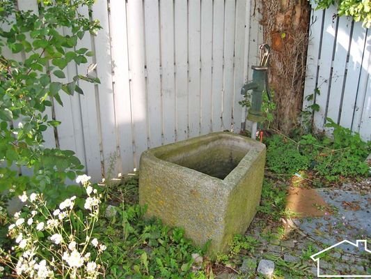 Steinbrunnen im Garten