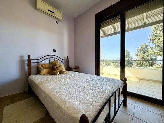 Villa mit Panoramablick auf Meer und weiße Berge auf einem 5.159 m² großen Privatgrundstück