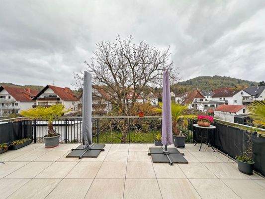 Großzügige Dachterrasse mit tollem Blick