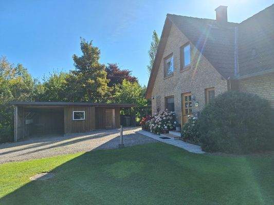 Blick auf das Carport und die Schuppen