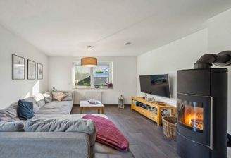 offener Wohnbereich mit Kamin