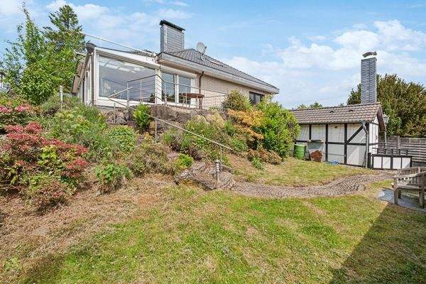 Garten mit Hausrückansicht