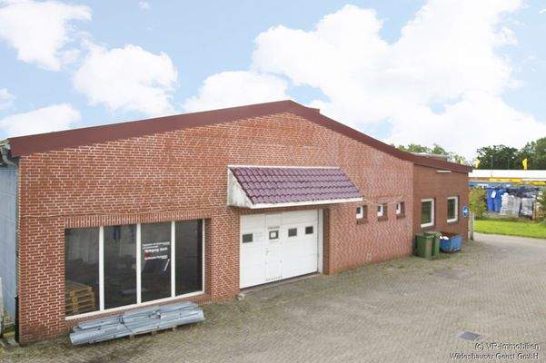 Giebel mit Eingangstor vom Parkplatz aus 