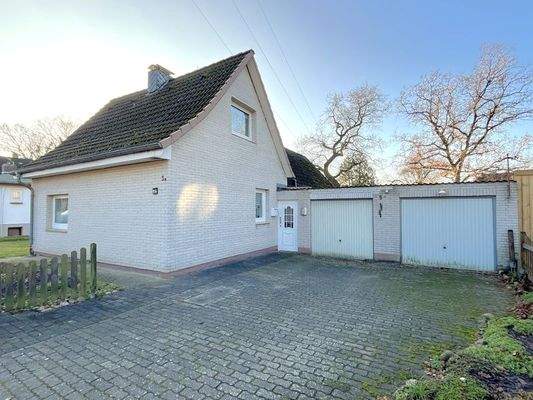 Frontansicht mit Garagen 