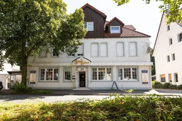 Vorderseite und Eingangsbereich