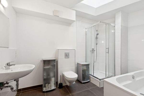 Bad mit Dusche und Wanne