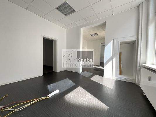 Büro o. Praxisfläche links