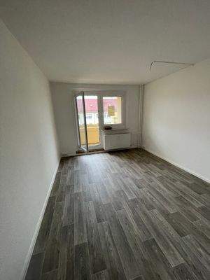 Wohnzimmer mit Blick zum Balkon.jpg