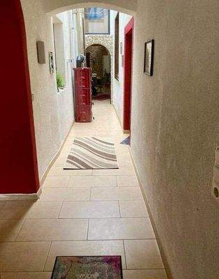 Flur mit ital. Designerkamin im EG