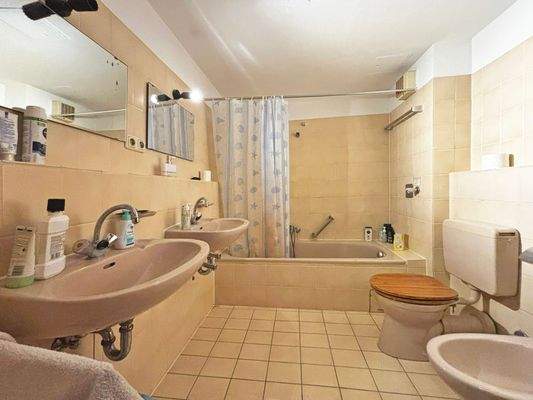 innenliegendes Bad mit Wanne und WC