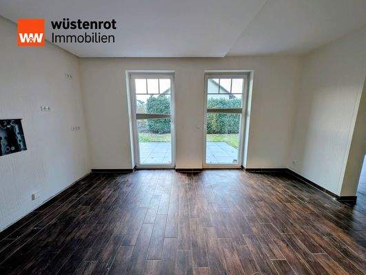 Großzügige Küche mit Zugang zur Terrasse