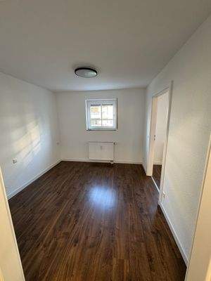 Leeres Zimmer mit Fenster