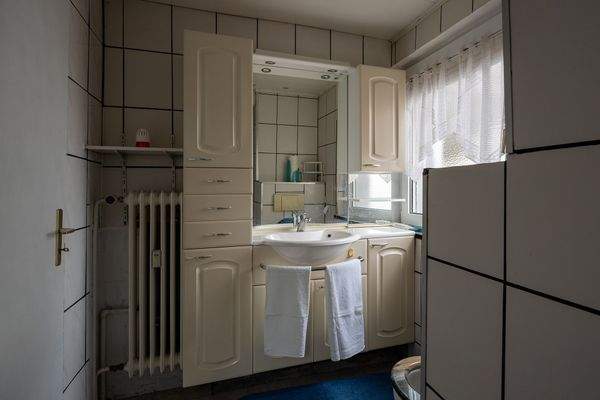 12. OG Badezimmer Waschbecken