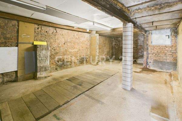 Großzügige Garage mit praktischer Kfz-Montagegrube