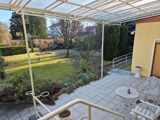 Blick von der Terrasse in den Garten