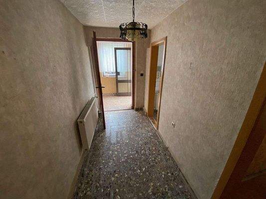 Diele EG Richtung Bad und Hauseingang.jpg