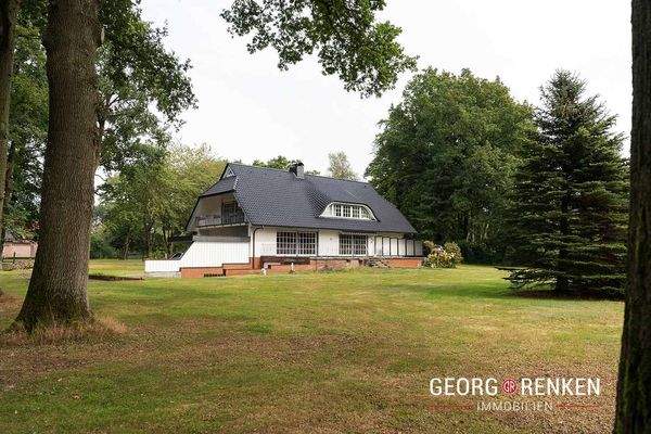 EFH Karlshöfen große Rasenfläche Rückseite Haus