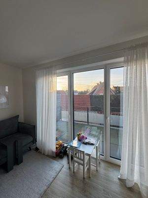 Wohnzimmer mit Balkonblick