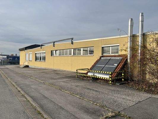 Südansicht mit vorgelagerter Freifläche