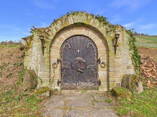 Eingangstür zum Weinkeller