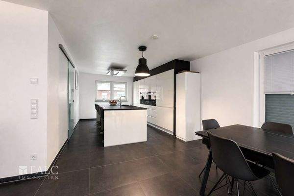 Moderne Küche mit offenem Essbereich