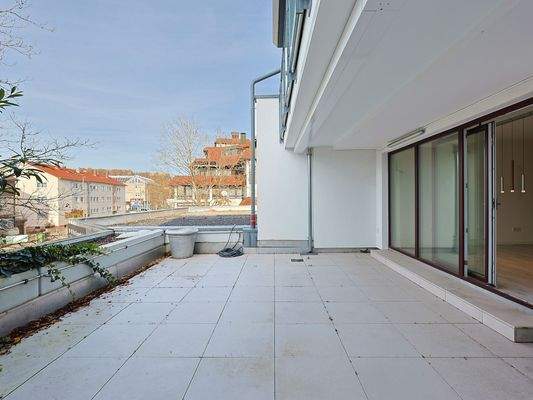 Große, sonnige Terrasse