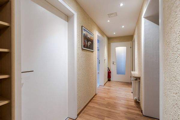 Geräumiger Flur im EG