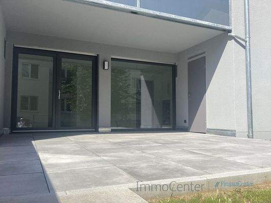 Die großzügige Terrasse zur Wohnung