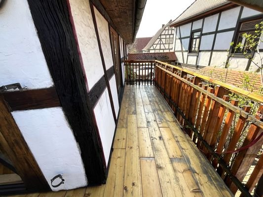Balkon mit Naturholzbelag