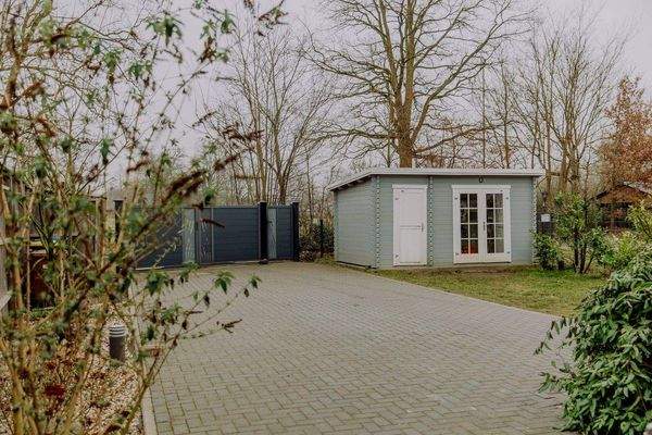 Einfahrt mit Geräteschuppen