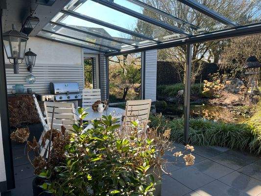 Überdachte Terrasse mit Beschattung