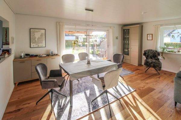 Essbereich mit Zugang zur überdachten Terrasse