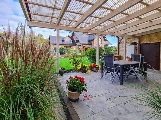 Terrasse hinter dem Haus