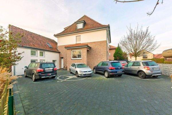 Gebäudeansicht mit Stellplätzen