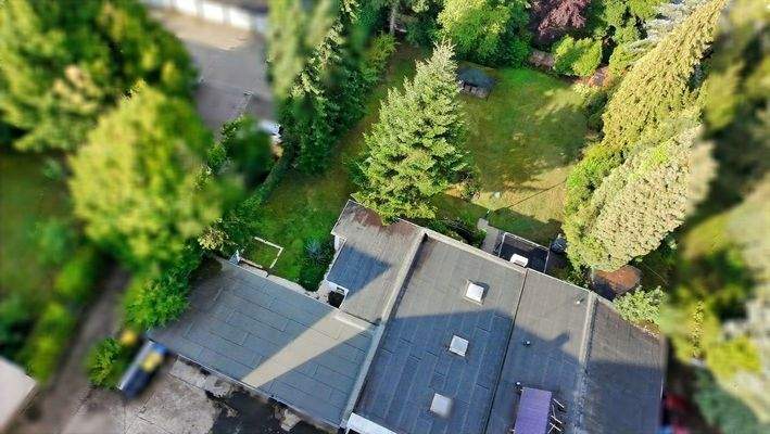 Garagenzeile mit Gewerbehalle im Innenhof (Drohnenfoto)
