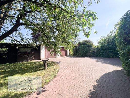 Hof mit Doppelgarage
