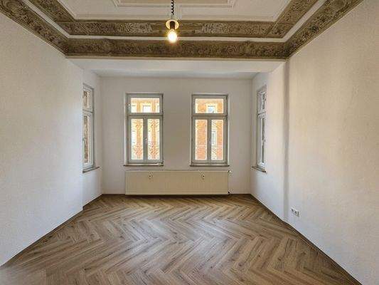 Helles Zimmer mit Stuckdecke