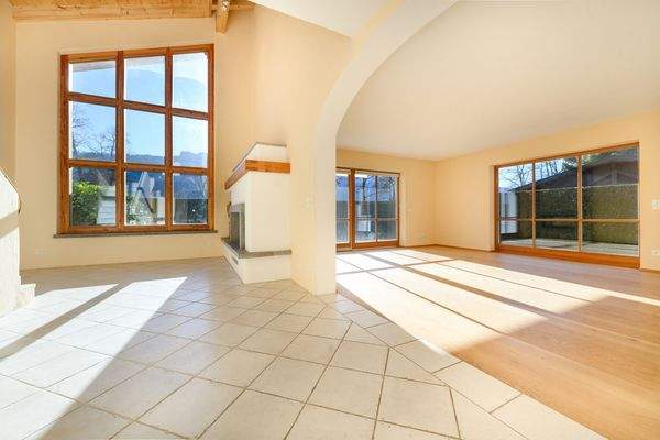 Galeriefenster mit Bergblick