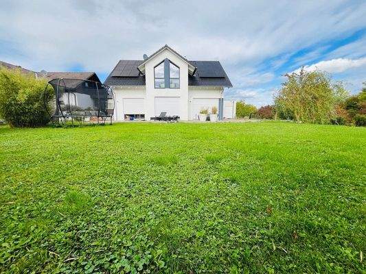 Blick vom Garten aufs Haus