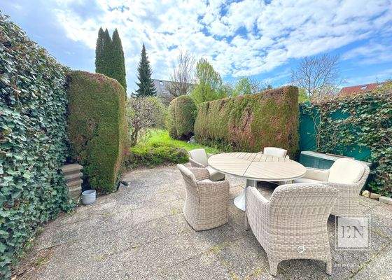 Terrasse mit Blick in den Garten