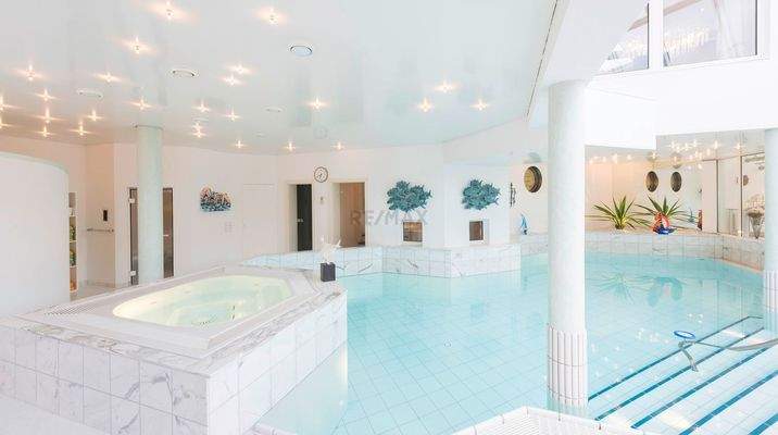 Indoorpool mit separatem Whirlpool und Dampfbad