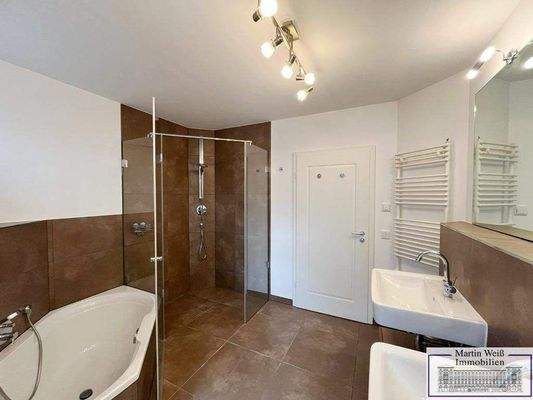 Designer-Bad mit Glasdusche