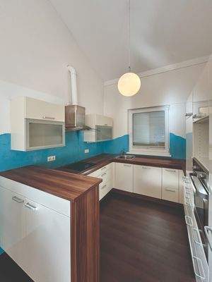 großzügige und moderne Einbauküche mit viel Stauraum