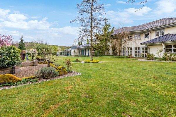 Blick auf den Kräutergarten und das Gewächshaus