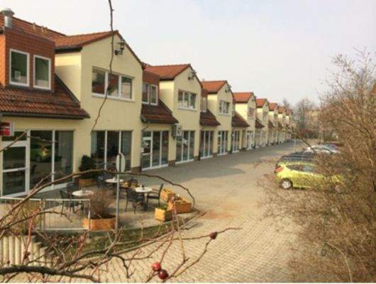 Oberer Bereich des Dienstleistungszentrums mit zug