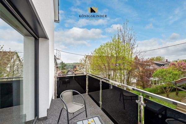 seitlicher Balkon im 1.OG