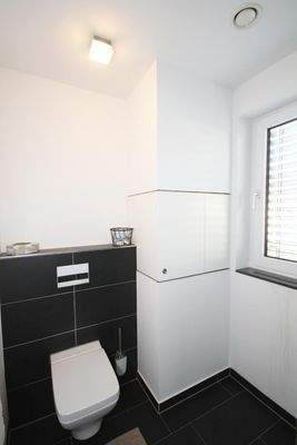 Abgetrenntes WC mit Wäscheabwurf