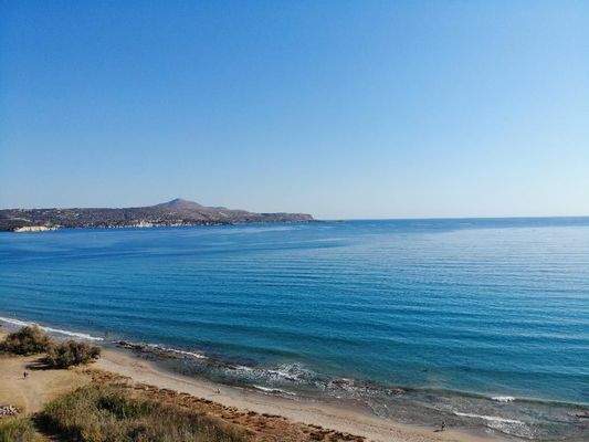 Kreta, Kiani Akti: Prestigeträchtiges Grundstück direkt am Meer nahe Kalyves zu verkaufen