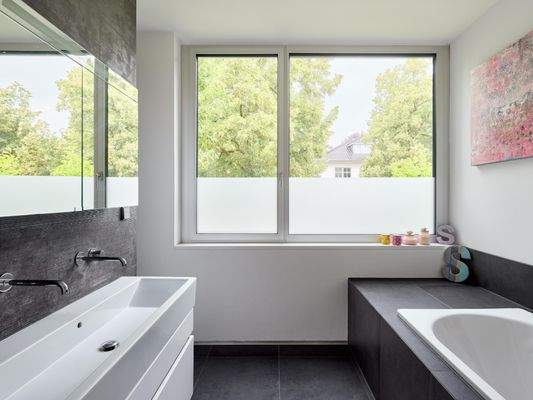 Im Haus befinden sich mehrere Bäder, die ein individuelles Familienleben ermöglichen